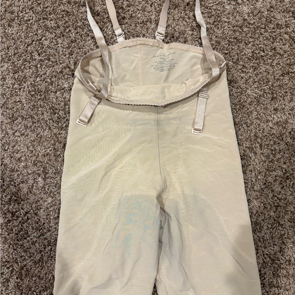 Design Veronique post-surgical compression garment